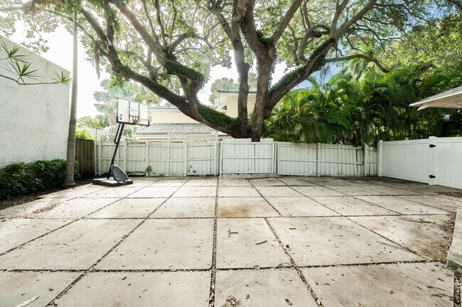 Building Photo - 700 E Palmetto Park Rd