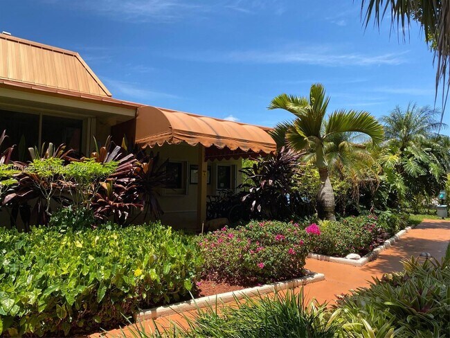 Building Photo - 13120 SW 92nd Ave