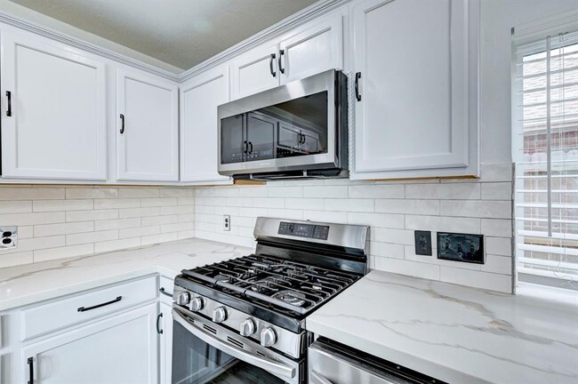 Building Photo - 12915 Stratford Heights Dr
