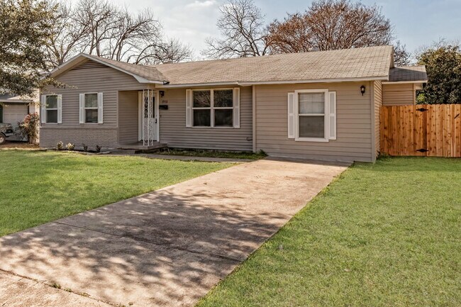 Building Photo - 1910 S 47th St