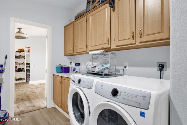 Building Photo - 851 W Quail Cir