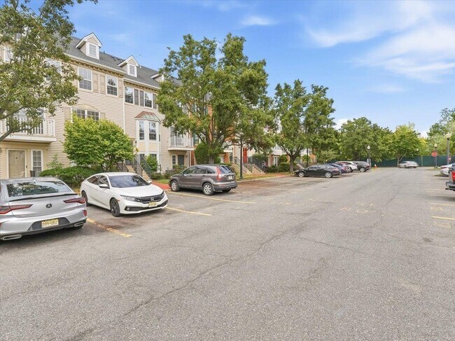 Building Photo - 10 Cottonwood St