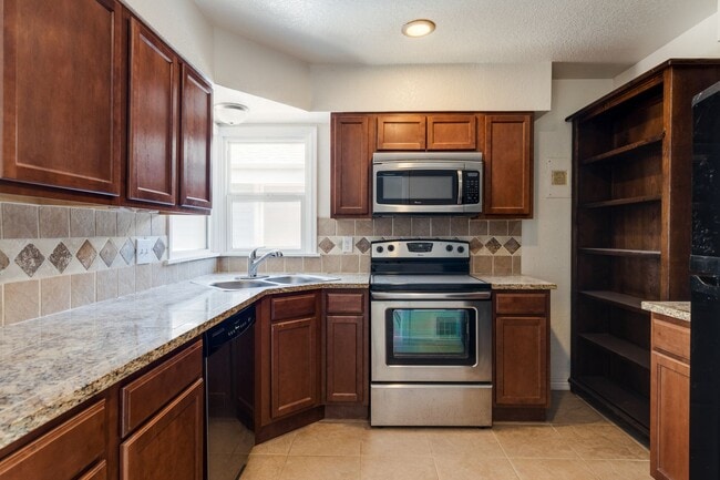 Building Photo - $0 DEPOSIT OPTION. 3BED/1BATH WITH ONE CAR GARAGE NEAR ANSCHUTZ MEDICAL CAMPUS