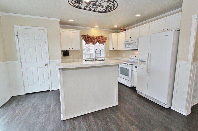 Building Photo - Spacious Home in Quiet Neighborhood