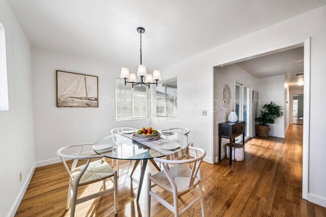 Building Photo - 582 Newton St