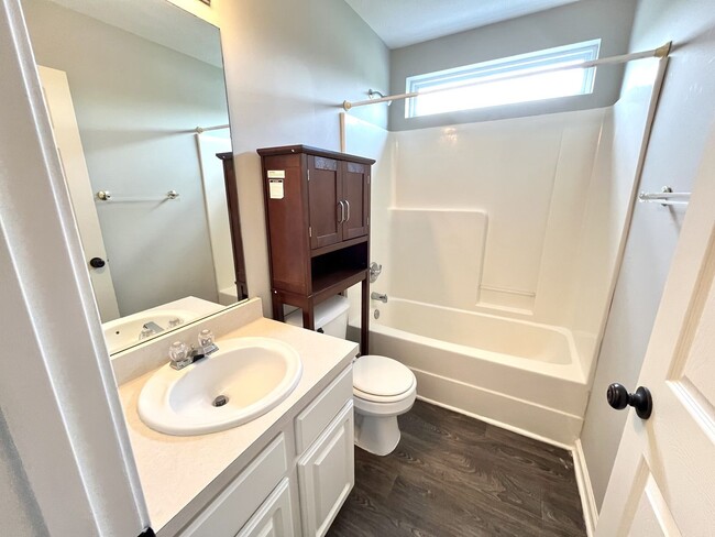 Building Photo - 4/2.5 Beautiful Nashville Craftsman in Nas...