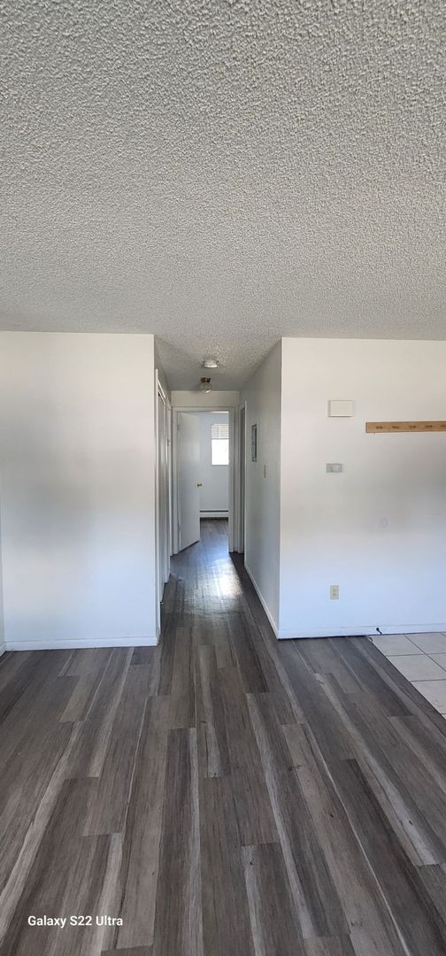 Building Photo - Garden level 2 bed, 1 bath apartment in Ch...