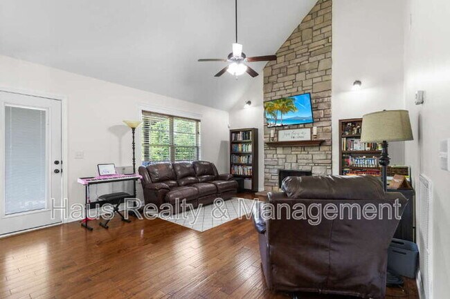 Building Photo - 752 Cavalier Dr