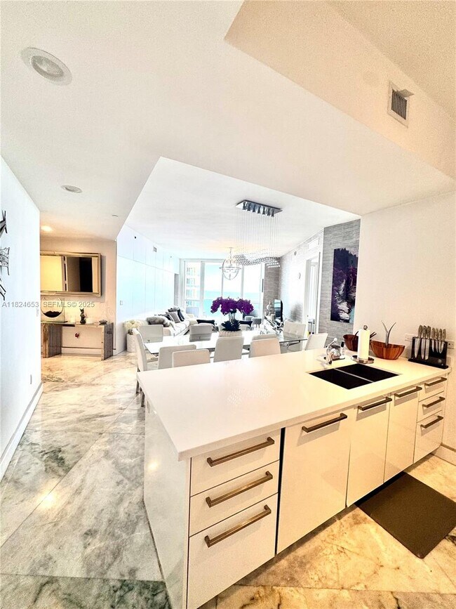 Building Photo - 16001 Collins Ave