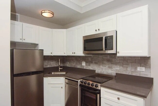 Building Photo - 640 W Wrightwood Ave