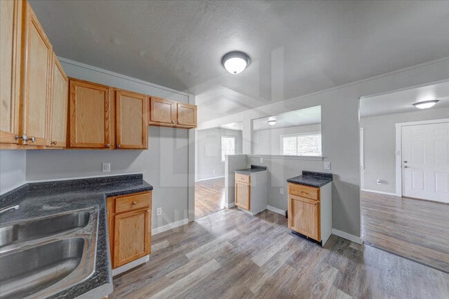 Building Photo - 4660 E 39th St