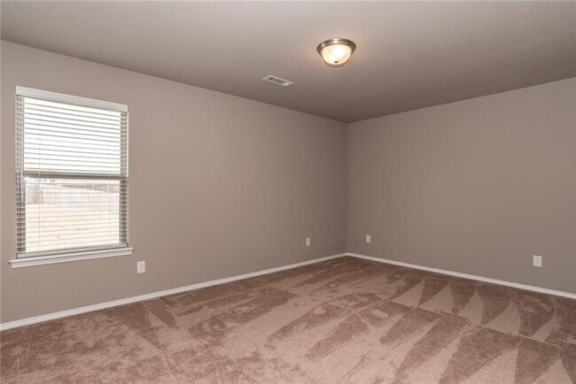 Building Photo - 4 bedroom 2.5 bath in Lowell-south of Promanade
