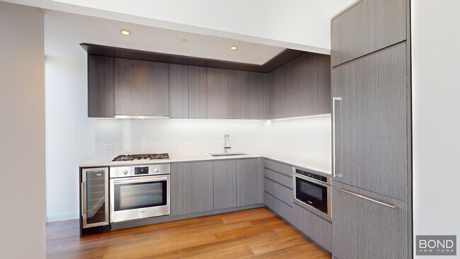 Building Photo - 675 W 59th St