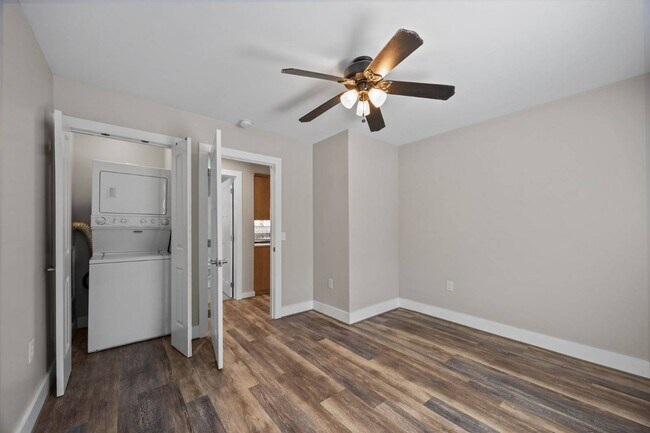 Building Photo - 251 Landwood Ln