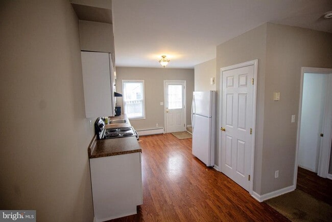 Building Photo - 234 E Linden St