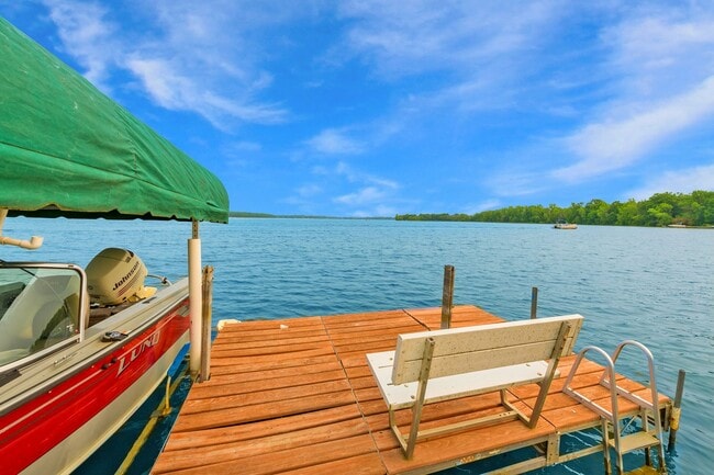 Building Photo - Rare green lake lake home for long term re...