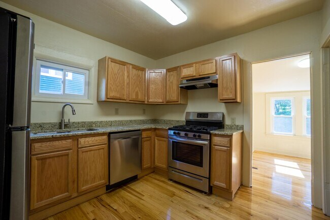 Building Photo - Newly renovated 3 bedroom apartment close ...