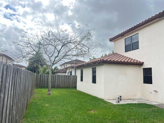 Building Photo - 191 SE 35 Ave