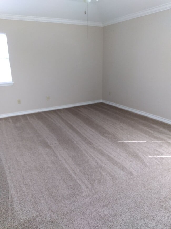 Building Photo - 4 bedroom 2.5 bathroom