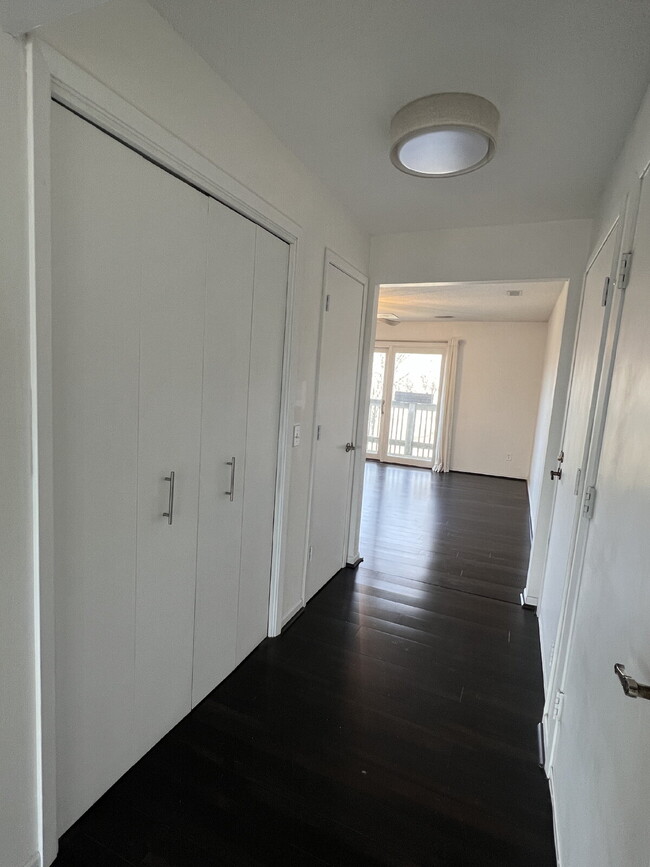 Building Photo - 2 Bedroom / 2 Bath Condo with 1,200 Square...