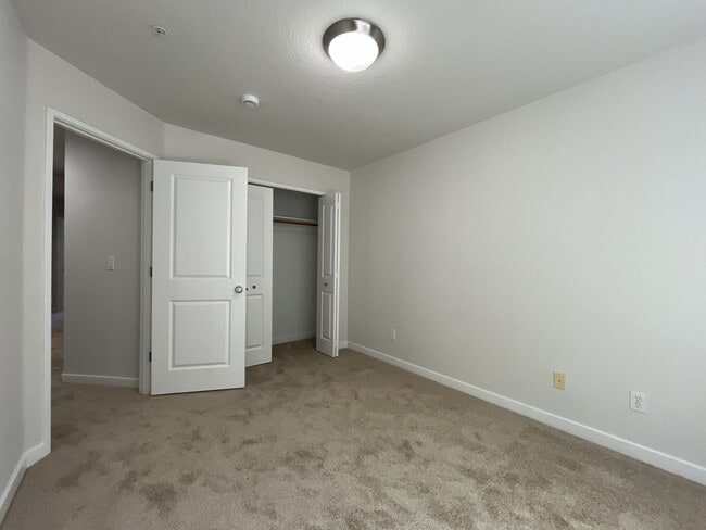 Building Photo - Beautifully Updated Bethany Townhome with Private Backyard and Modern Finishes