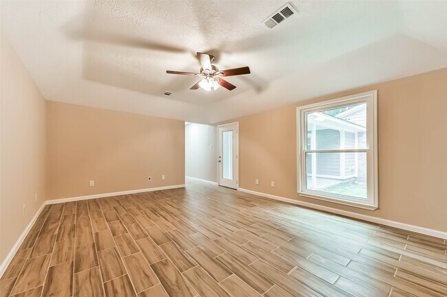 Building Photo - 605 Kings Ct