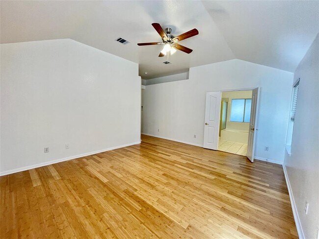 Building Photo - 2204 Zoa Dr