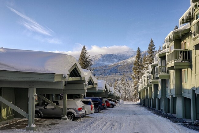Building Photo - Gorgeous Lake View Condo