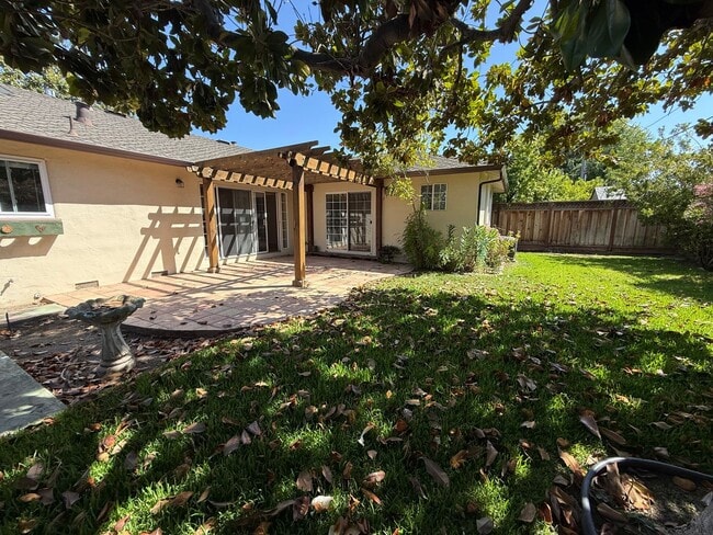 Building Photo - Stunning 3 Bed 2 Bath Home | Spacious Back...