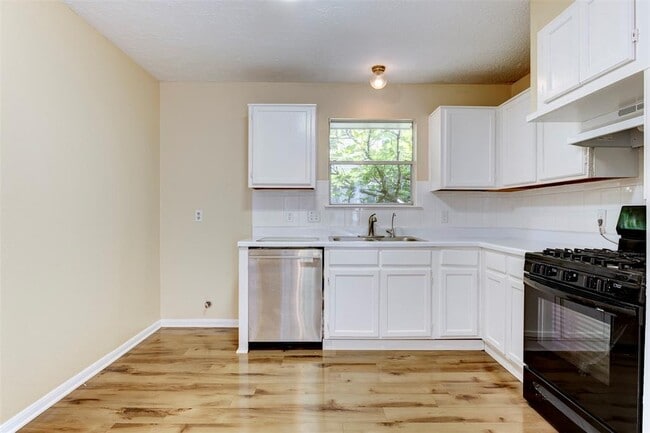 Building Photo - 4035 Green Crest Dr