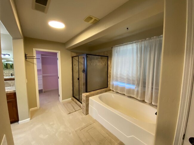 Building Photo - Big beautiful Home for rent in Visalia, Ca