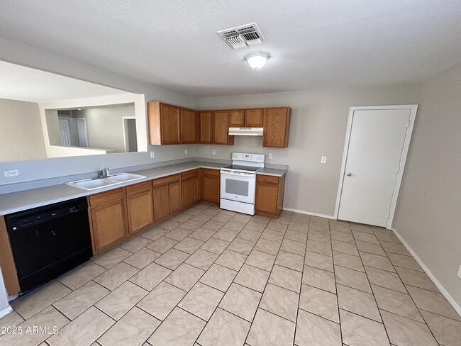 Building Photo - 11613 W Bloomfield Rd