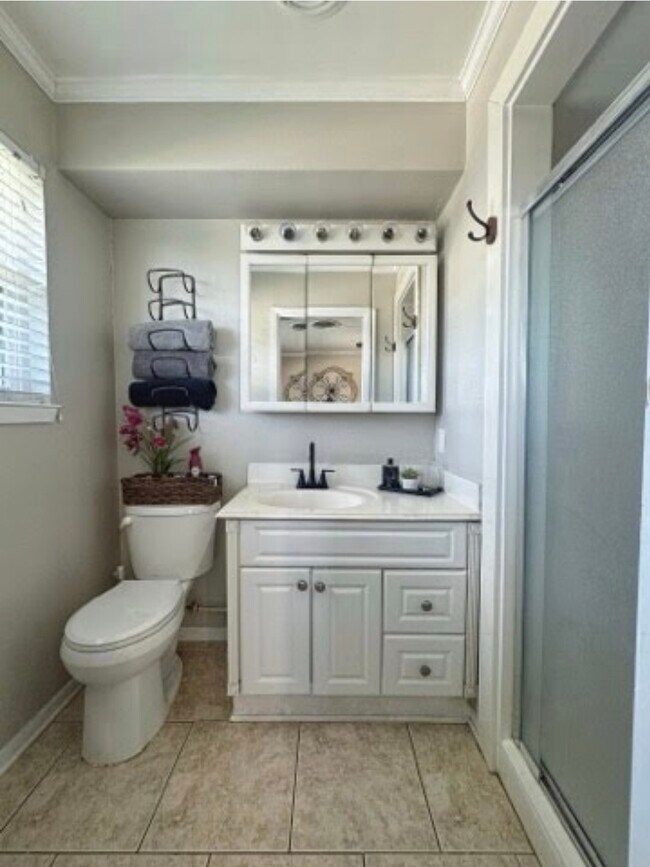 Building Photo - 509 Light St