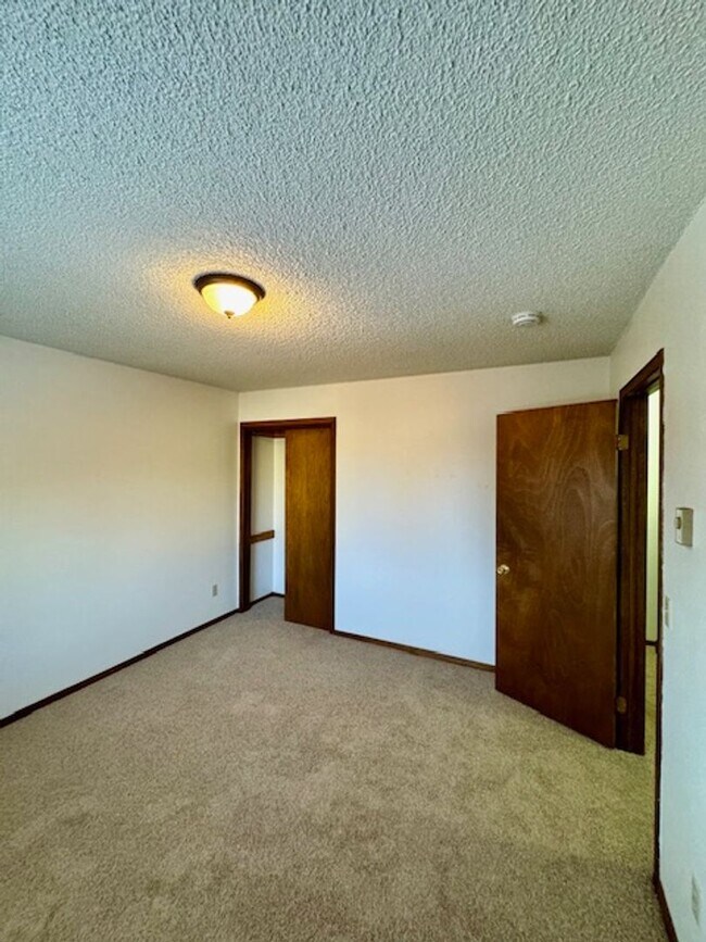 Building Photo - 4 Bedroom, 2.5 Bathroom Townhouse, Close to MSU