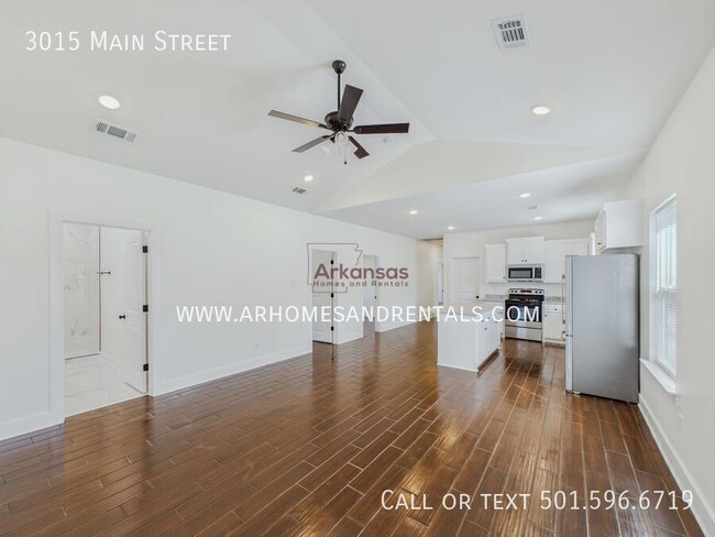 Building Photo - 3015 Main St