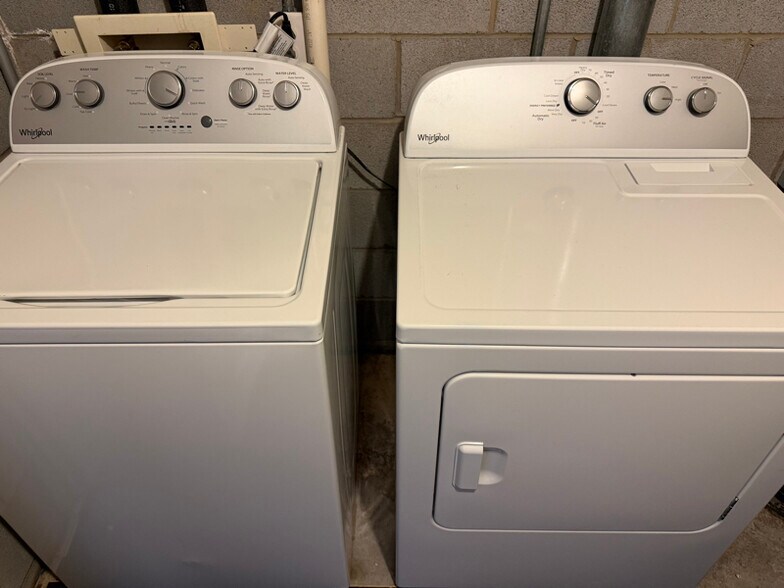 Building Photo - 5933 Old Plank Rd