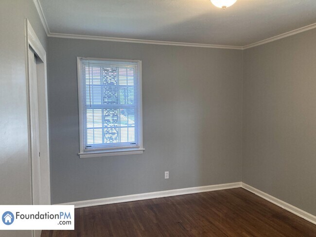 Building Photo - 409 Whiteville Ave