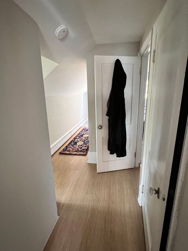 Building Photo - Pennington Rd, Ewing, NJ – 6BR / 2BA. Large single-family home near TCNJ with spacious driveway