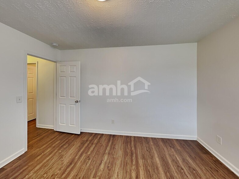 Building Photo - 604 Blossom Hill Dr