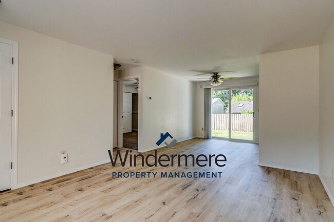 Building Photo - 2 Bed 1 Bath House W/ Garage