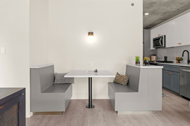 Building Photo - 172 W Huron St