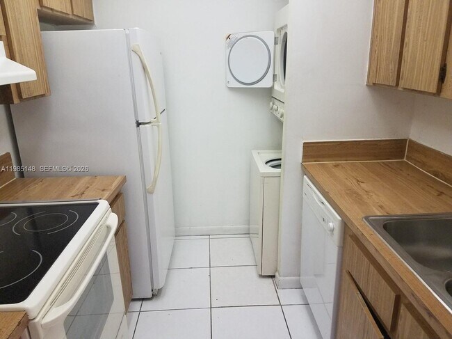 Building Photo - 10040 Twin Lakes Dr