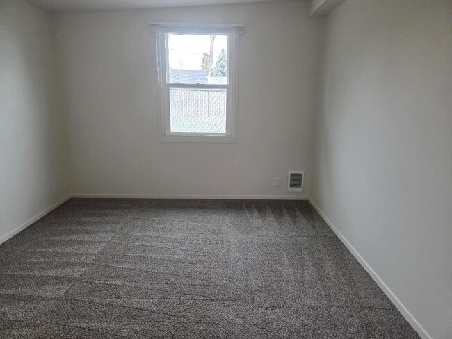 Building Photo - Charming three bedroom/one bath Medford Home | Available Now!