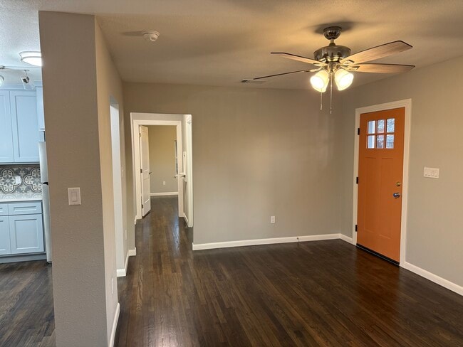 Building Photo - 415 W Mariposa Dr