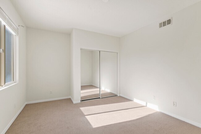 Building Photo - Remodeled 5 Bedroom Home in HOA