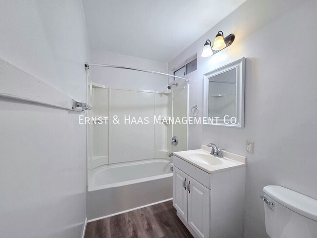 Building Photo - 904 S Kenmore St