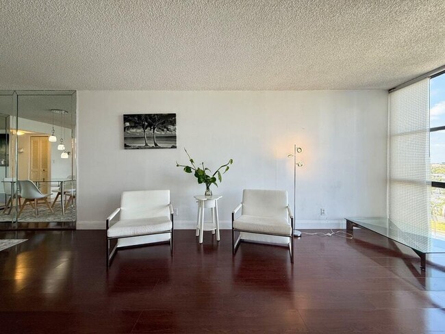 Building Photo - 800 Parkview Dr
