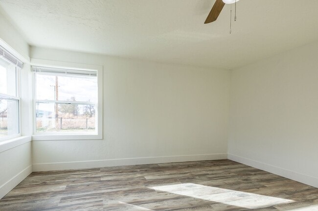 Building Photo - COUNTRY LIVING - 3 Bed 1 Bath with a 1 sta...