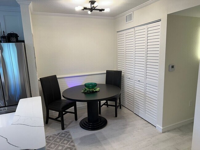 Building Photo - SEASONAL RENTAL - Downtown Sarasota Renova...
