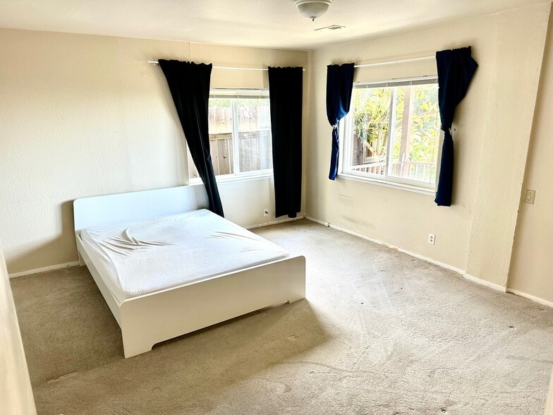 Building Photo - 733 Balra Dr